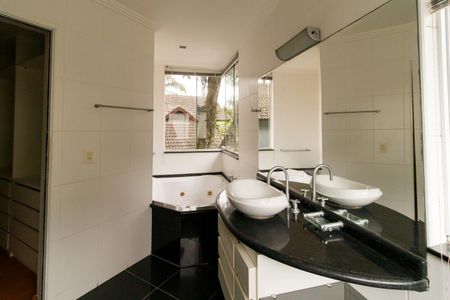 Casa à venda com 500m², 5 quartos e 8 vagas Casa à venda com 500m², 5 quartos e 8 vagasBanheiro 1 da Suíte 1