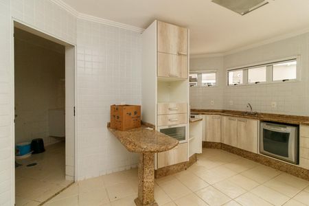 Casa à venda com 500m², 5 quartos e 8 vagas Casa à venda com 500m², 5 quartos e 8 vagasCozinha