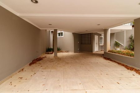 Casa à venda com 500m², 5 quartos e 8 vagas Casa à venda com 500m², 5 quartos e 8 vagasÁrea Externa