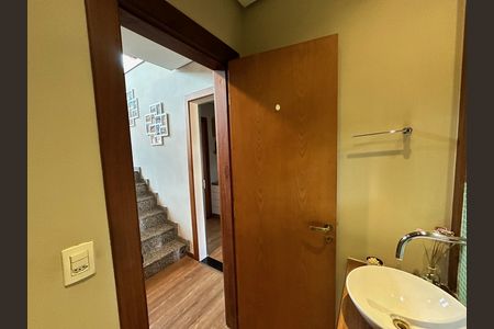 Casa à venda com 450m², 4 quartos e 4 vagas Casa à venda com 450m², 4 quartos e 4 vagasCorredor