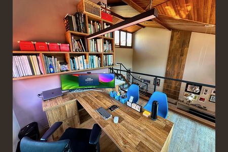 Casa à venda com 450m², 4 quartos e 4 vagas Casa à venda com 450m², 4 quartos e 4 vagasEscritório