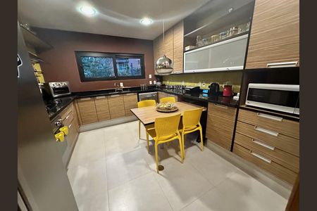 Casa à venda com 450m², 4 quartos e 4 vagas Casa à venda com 450m², 4 quartos e 4 vagasCozinha
