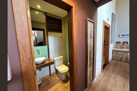 Casa à venda com 450m², 4 quartos e 4 vagas Casa à venda com 450m², 4 quartos e 4 vagasBanheiro