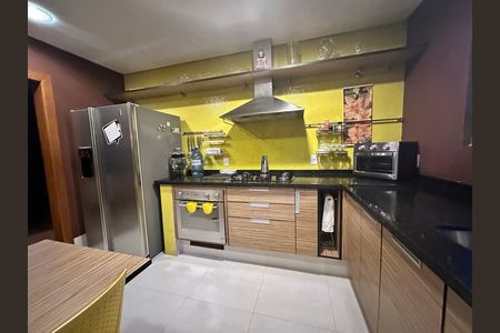 Casa à venda com 450m², 4 quartos e 4 vagas Casa à venda com 450m², 4 quartos e 4 vagasCozinha