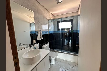 Casa à venda com 450m², 4 quartos e 4 vagas Casa à venda com 450m², 4 quartos e 4 vagasBanheiro
