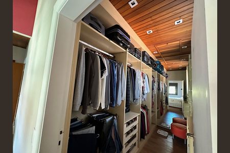 Casa à venda com 450m², 4 quartos e 4 vagas Casa à venda com 450m², 4 quartos e 4 vagasCorredor