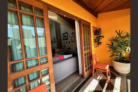 Casa à venda com 450m², 4 quartos e 4 vagas Casa à venda com 450m², 4 quartos e 4 vagasVaranda