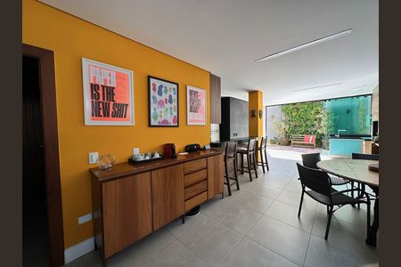 Casa à venda com 450m², 4 quartos e 4 vagas Casa à venda com 450m², 4 quartos e 4 vagasSala