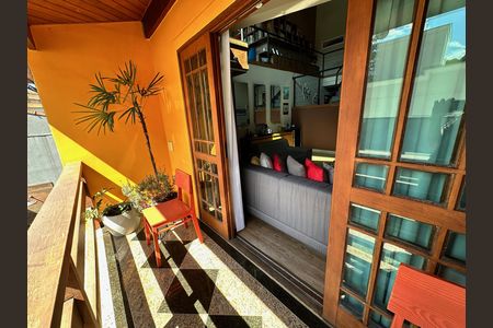 Casa à venda com 450m², 4 quartos e 4 vagas Casa à venda com 450m², 4 quartos e 4 vagasVaranda