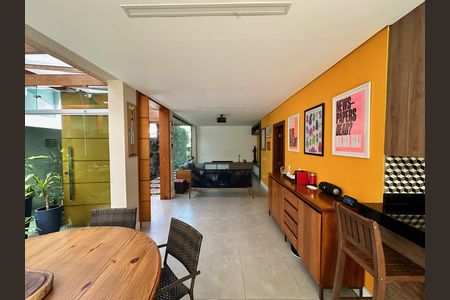 Casa à venda com 450m², 4 quartos e 4 vagas Casa à venda com 450m², 4 quartos e 4 vagasSala