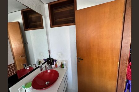 Casa à venda com 450m², 4 quartos e 4 vagas Casa à venda com 450m², 4 quartos e 4 vagasBanheiro