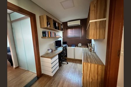 Casa à venda com 450m², 4 quartos e 4 vagas Casa à venda com 450m², 4 quartos e 4 vagasEscritório