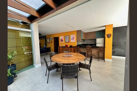 Casa à venda com 450m², 4 quartos e 4 vagas Casa à venda com 450m², 4 quartos e 4 vagasCozinha