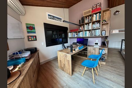 Casa à venda com 450m², 4 quartos e 4 vagas Casa à venda com 450m², 4 quartos e 4 vagasEscritório