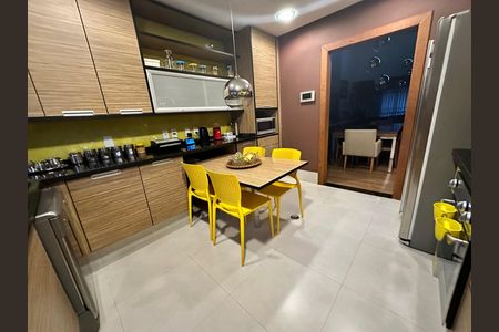 Casa à venda com 450m², 4 quartos e 4 vagas Casa à venda com 450m², 4 quartos e 4 vagasCozinha