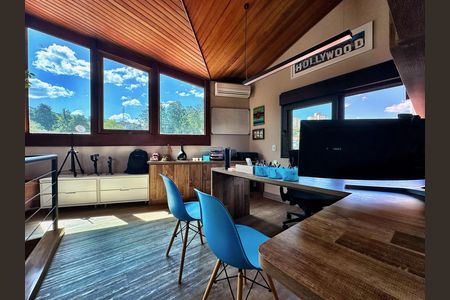 Casa à venda com 450m², 4 quartos e 4 vagas Casa à venda com 450m², 4 quartos e 4 vagasEscritório