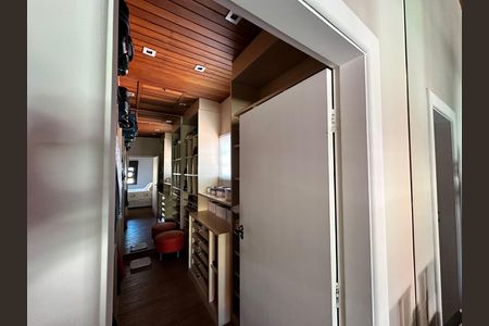 Casa à venda com 450m², 4 quartos e 4 vagas Casa à venda com 450m², 4 quartos e 4 vagasCorredor