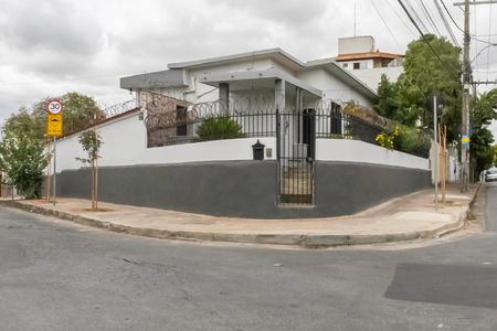 Casa à venda com 360m², 3 quartos e 3 vagasFachada