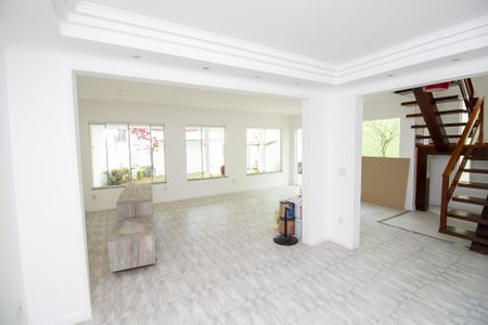 Sala de casa de condomínio para alugar com 5 quartos, 336m² em Barra da Tijuca, Rio de Janeiro