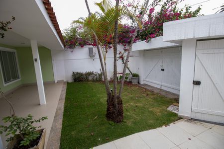 Casa de condomínio para alugar com 336m², 5 quartos e 1 vagaQuintal