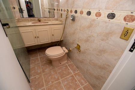 Casa de condomínio para alugar com 336m², 5 quartos e 1 vagaLavabo