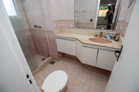 Casa de condomínio para alugar com 336m², 5 quartos e 1 vagaBanheiro quarto 4