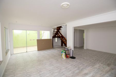 Sala de casa de condomínio para alugar com 5 quartos, 336m² em Barra da Tijuca, Rio de Janeiro