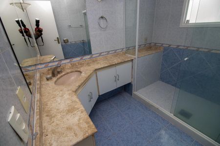 Casa de condomínio para alugar com 336m², 5 quartos e 1 vagaBanheiro quarto 5