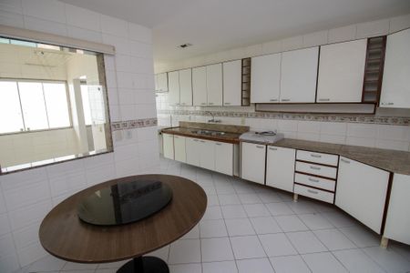 Casa de condomínio para alugar com 336m², 5 quartos e 1 vagaCozinha