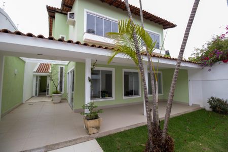 Casa de condomínio para alugar com 336m², 5 quartos e 1 vagaFachada
