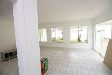 Sala de casa de condomínio para alugar com 5 quartos, 336m² em Barra da Tijuca, Rio de Janeiro