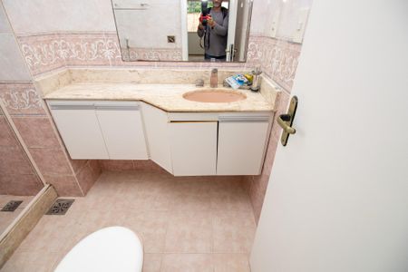 Casa de condomínio para alugar com 336m², 5 quartos e 1 vagaBanheiro quarto 4