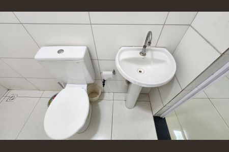 Banheiro de kitnet/studio para alugar com 1 quarto, 27m² em Boca do Rio, Salvador