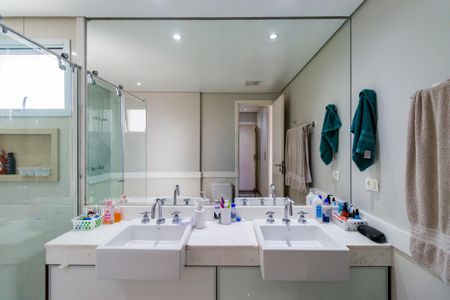 Apartamento à venda com 178m², 3 quartos e 4 vagas Apartamento à venda com 178m², 3 quartos e 4 vagasBanheiro da Suíte