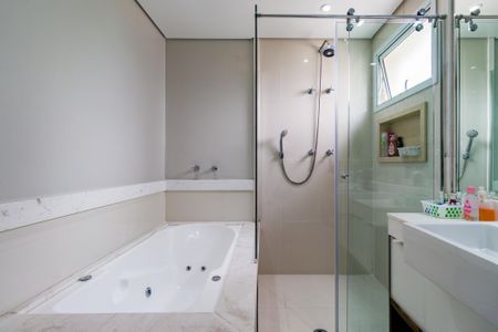 Apartamento à venda com 178m², 3 quartos e 4 vagas Apartamento à venda com 178m², 3 quartos e 4 vagasBanheiro da Suíte