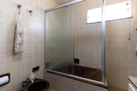 Casa à venda com 403m², 5 quartos e 6 vagasBanheiro das Suítes 3 e 4