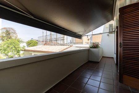 Casa à venda com 403m², 5 quartos e 6 vagasVaranda das da Suíte 2 e 1