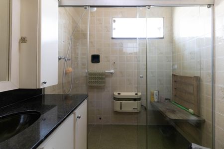 Casa à venda com 403m², 5 quartos e 6 vagasBanheiro da Suíte 2