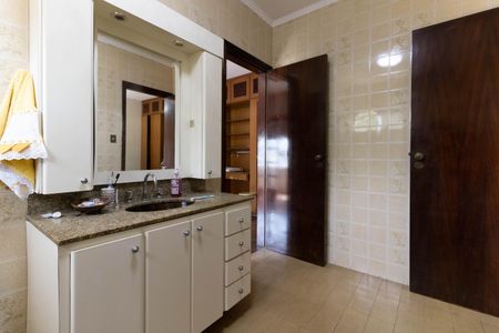 Casa à venda com 403m², 5 quartos e 6 vagasBanheiro das Suítes 3 e 4