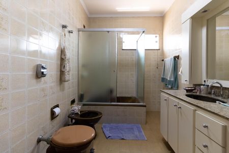 Casa à venda com 403m², 5 quartos e 6 vagasBanheiro das Suítes 3 e 4