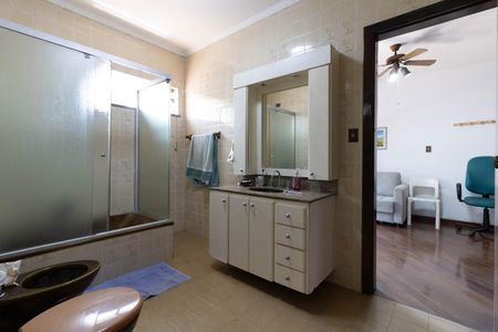 Casa à venda com 403m², 5 quartos e 6 vagasBanheiro das Suítes 3 e 4