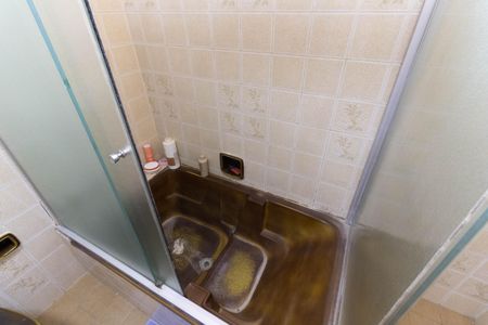 Casa à venda com 403m², 5 quartos e 6 vagasBanheiro das Suítes 3 e 4