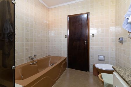 Casa à venda com 403m², 5 quartos e 6 vagasBanheiro da Suíte 1