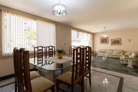 Casa à venda com 403m², 5 quartos e 6 vagasSala