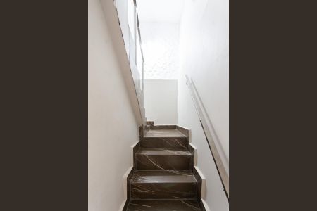 Casa à venda com 127m², 3 quartos e 2 vagas Casa à venda com 127m², 3 quartos e 2 vagasEscada