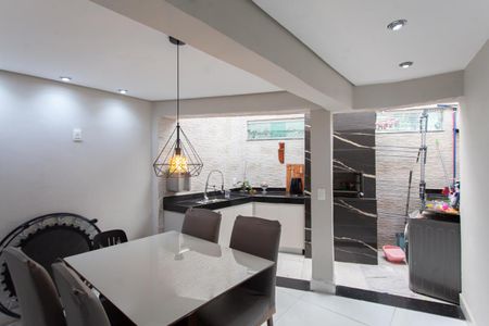 Casa à venda com 127m², 3 quartos e 2 vagas Casa à venda com 127m², 3 quartos e 2 vagasEspaço Gourmet