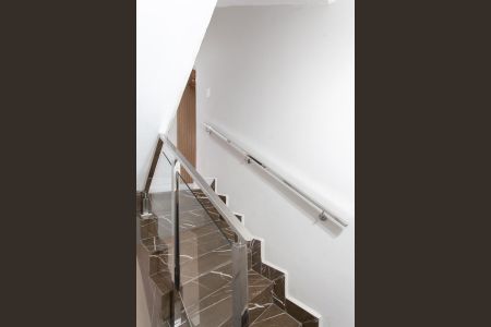 Casa à venda com 127m², 3 quartos e 2 vagas Casa à venda com 127m², 3 quartos e 2 vagasEscada