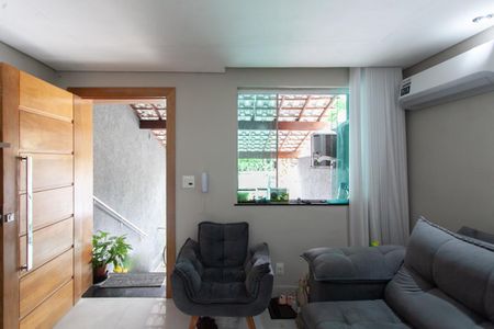 Casa à venda com 127m², 3 quartos e 2 vagas Casa à venda com 127m², 3 quartos e 2 vagasSala