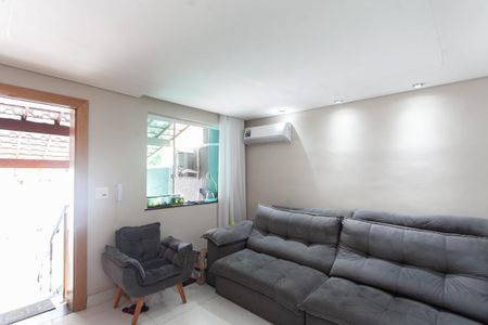 Casa à venda com 127m², 3 quartos e 2 vagas Casa à venda com 127m², 3 quartos e 2 vagasSala