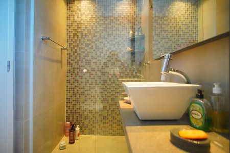 Banheiro da Suíte 1 de apartamento para alugar com 2 quartos, 80m² em Rio Branco, Porto Alegre